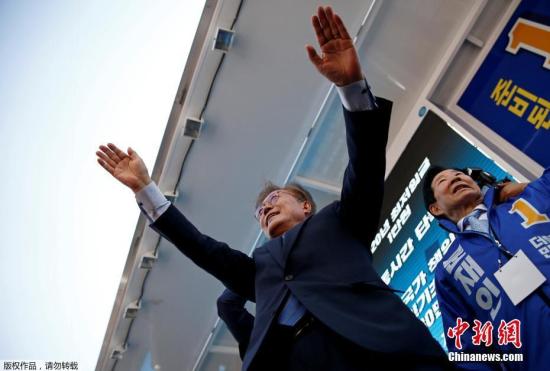 当地时间2017年5月8日，韩国首尔，距离韩国总统选举日只剩一天，民主党候选人文在寅为自己拉票，呼吁国民支持。