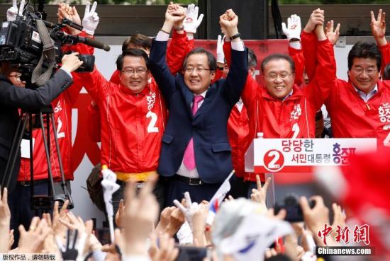 当地时间5月8日，支持率呈上升之势的执政党自由韩国党候选人洪准杓进行最后的拉票活动。