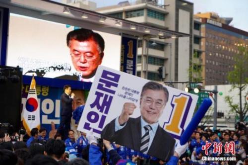 4月17日，韩国最大在野党共同民主党总统候选人文在寅(图中)在首尔光化门广场参加竞选造势活动。