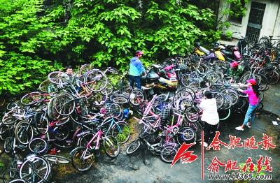 安徽大学校园清理僵尸车 有摩托车放10年没人领