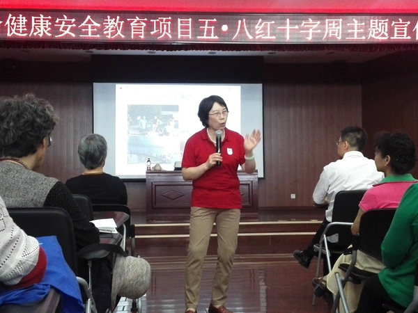 曹乃文老师给老年人讲授急救知识。