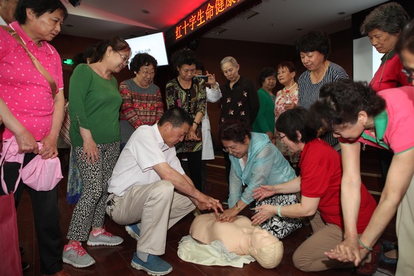 急救培训老师手把手教老年人心肺复苏急救法