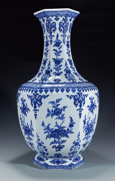 清乾隆青花三多花卉纹六角大瓶 清乾隆青花三多花卉纹六角大瓶