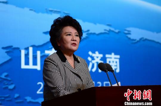 国务院侨办主任裘援平在“第三期科创委员和海外博士走进侨梦苑”活动上说：“华侨华人朋友们，抓住春天、拥抱春天，你们才会拥有春天、享受明天?！?邱江波 摄