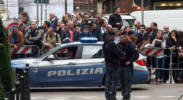 当地时间5月8日，美国前总统奥巴马现身米兰，人气颇高。图为现场的粉丝。