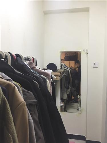 涉诉房屋的墙壁上，“门印儿”清晰可见。	受访者供图