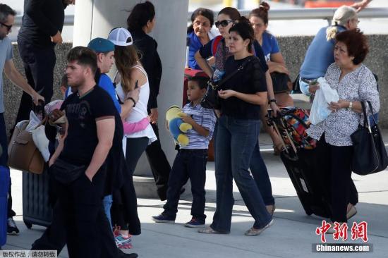 当地时间1月6日下午，美国佛罗里达劳德代尔堡国际机场发生枪击案，造成5人死亡，多人受伤。枪击案的嫌犯是一名伊战老兵，已经被警方抓获，美媒称，他可能患有精神疾病。目前发生枪击案的劳德代尔堡－好莱坞机场重新开放。