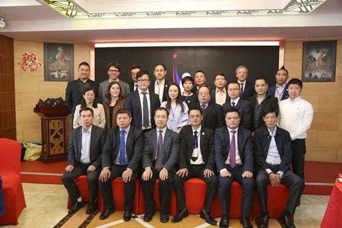 中国侨网李成元与参加庆典的部分嘉宾合影。(法国《欧洲时报》/孔帆 摄)