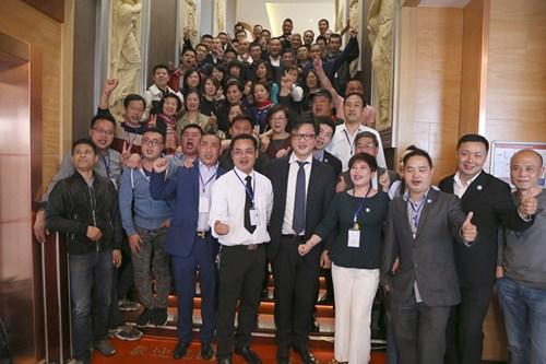 中国侨网青年联合会的代表在庆典现场。(法国《欧洲时报》/孔帆 摄)