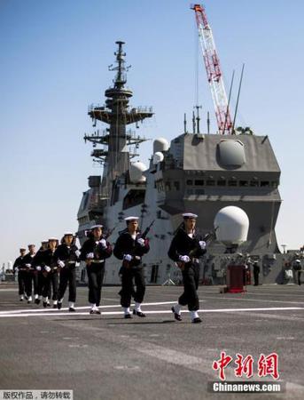 当地时间3月25日，日本海上自卫队最大舰艇“出云”号护卫舰正式服役。据日本媒体报道称，“出云”号驱逐舰全长248米，超过日本海上自卫队现役最大舰艇“日向”号护卫舰51米，可同时起驾5架直升机。其舰载机以监视、警戒潜艇为主要任务，数量由5架增至9架。