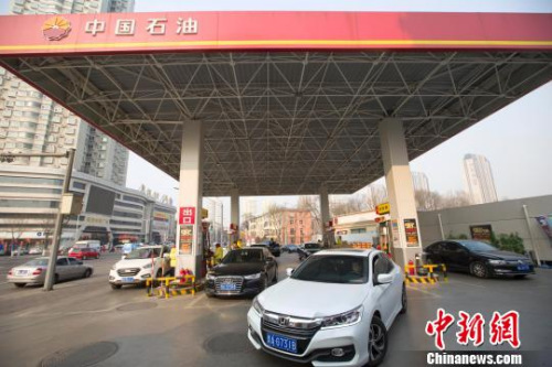 资料图：山西太原，加完油的车辆驶出加油站。 张云 摄