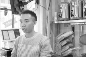 95后情侣自制酸梅汁赠环卫工20名志愿者帮忙发