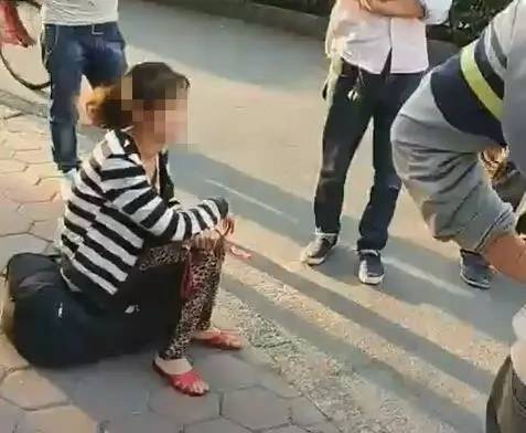女子向自己孩子做出这种事 路人:是你亲生的吗？