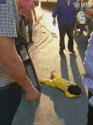 女子向自己孩子做出这种事 路人:是你亲生的吗？