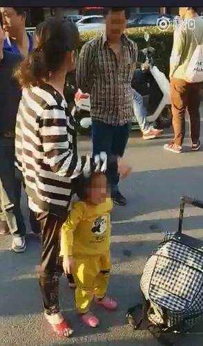 女子向自己孩子做出这种事 路人:是你亲生的吗？