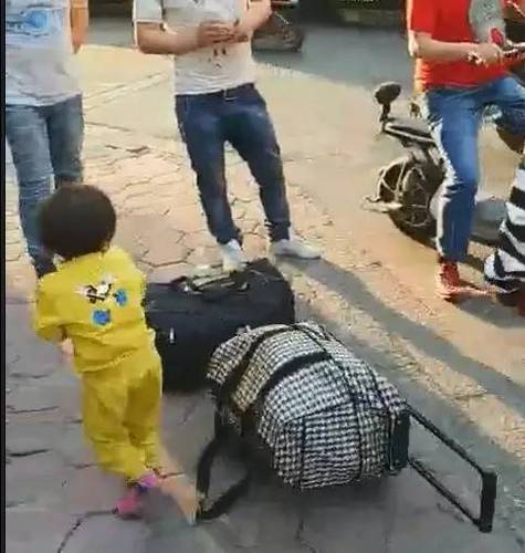 女子向自己孩子做出这种事 路人:是你亲生的吗？