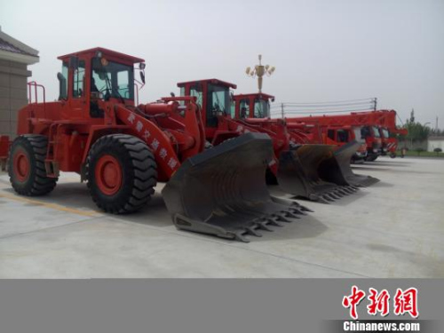 武警交通第四支队的大型救援机械整装待发。　袁钰 摄