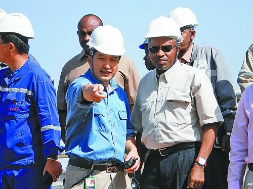 王杰(左)和外方人员交流工作