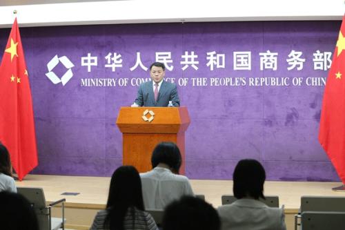 商务部新闻发言人孙继文 摄影：宋宝贵 图片来源：商务部网站