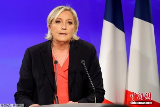 初步结果公布后不久，马丽娜·勒庞也发表公开讲话，正式承认败选。她透露，自己已经致电马克龙祝贺他当选，并希望他执政顺利。