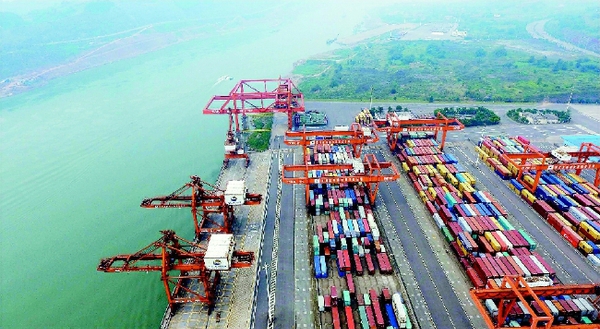 目前，宜宾港以打造“一带一路”长江起点航运物流中心和川滇黔结合部最大的区域综合物流运营商为战略目标，将在“十三五”期间建设具备集装箱、重大件、保税仓储、出口配送服务等项目的现代化综合性港口。  新华社发