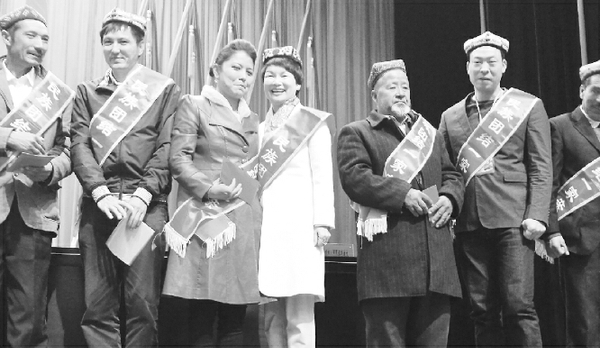 2016年11月13日，新疆维吾尔自治区工商联召开民营企业“千企帮千村”精准扶贫暨“民族团结一家亲”活动和田现场推进会。会上，11位企业家代表与贫困户现场开展了结对认亲活动。