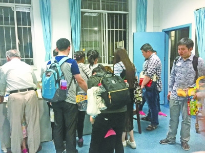 繁忙的同济医院儿科门诊记者王恺凝 摄