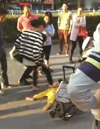 杭州女子当众脚踩女童 警方称无人报警已介入调查