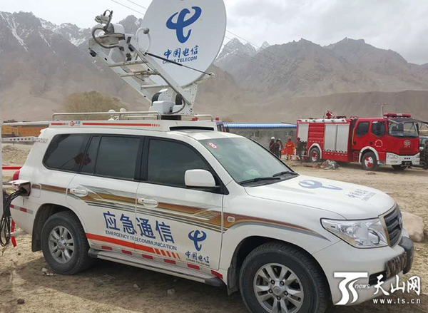 工作人员正在组织应急救援通信保障工作。（由新疆通信管理局提供）