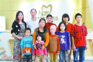 张菲和她的孩子们。