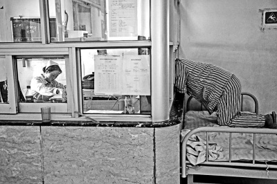 护士的值班室紧挨着病人的病床。