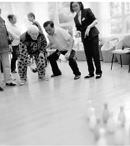 杭州市社会福利中心的老人在做活动。 吴朝香 钟卉 摄