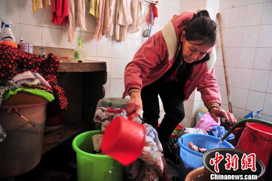 张菲在家中的日常生活。　肖金 摄