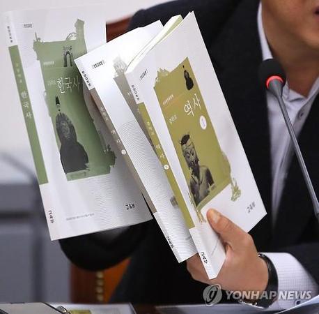 文在寅废止朴槿惠任内颁布的亲日历史书 韩媒：新总统持续带来惊喜