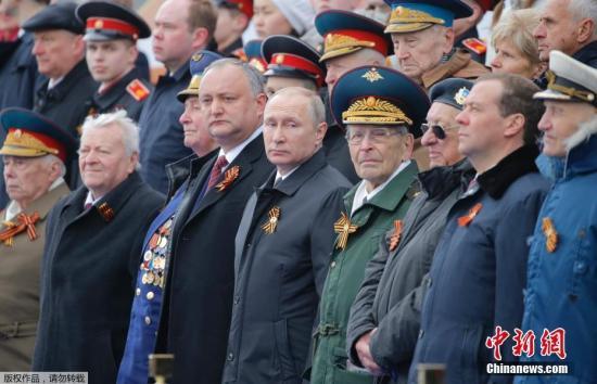 资料图：当地时间5月9日，俄罗斯在首都莫斯科举行盛大阅兵式庆祝卫国战争胜利72周年。图为俄罗斯总统普京等观看阅兵式。