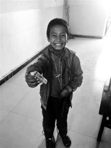 拿出钱的阿卜杜哈里克脸上的笑容 点击进入下一页