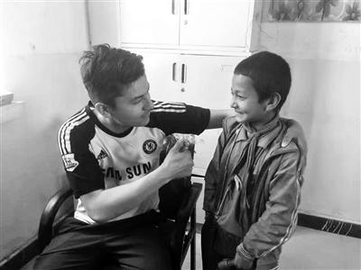 老师对阿卜杜哈里克竖起了大拇指 点击进入下一页