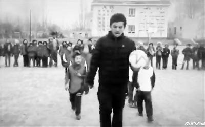 老师带着学生参加比赛 点击进入下一页