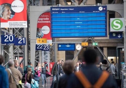 德国铁路的电脑系统遭黑客攻击后铁道服务局部瘫痪，在法兰克福的一个火车站里，电子信息屏幕上的班次信息不见了。