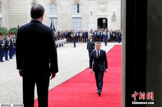 卸任总统奥朗德（上）在权力交接仪式前迎接当选总统马克龙。