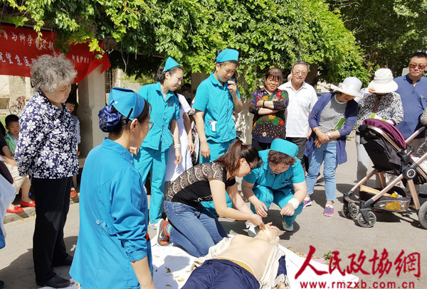 护理人员为居民演示心肺复苏步骤。