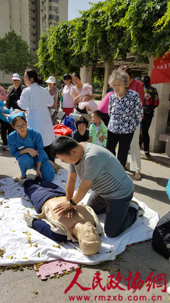 居民现场体验心肺复苏过程。