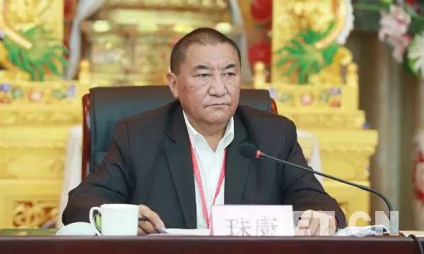 △ 图为珠康·土登克珠主持会议 摄影：杨月云