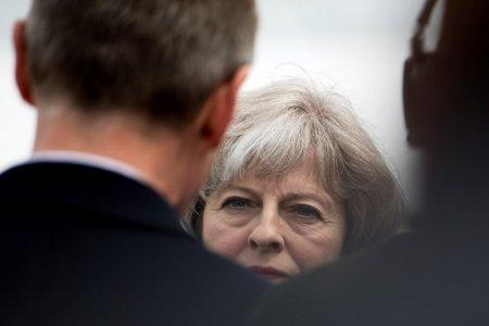 英国首相为赢得工党关键选民 承诺扩大工人权利