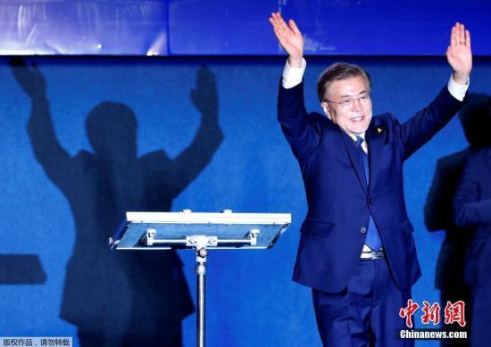 当地时间5月9日深夜，韩国第19届总统选举共同民主党候选人文在寅及其竞选团队现身首尔光化门广场，发表“胜选演说”，与支持民众握手庆祝。据出口民调显示，文在寅在当日进行的大选投票中以41.4%的支持率绝对优势胜选。在选举管理委员会公布的大部分开票结果中，文在寅得票率也遥遥领先，提前锁定胜局。