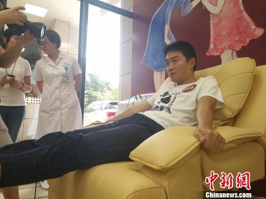 母亲节：男士海口体验分娩疼痛现场“生无可恋”