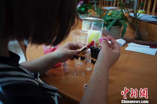 图为高媛在调制口红?！×跏绗B 摄