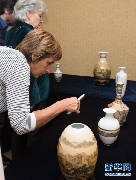 中国陶瓷微书亮相日内瓦