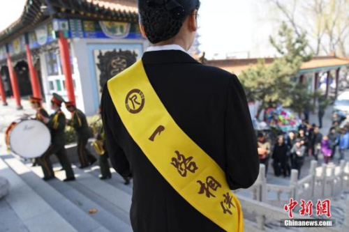 资料图：殡葬礼仪师正在工作。 武俊杰 摄