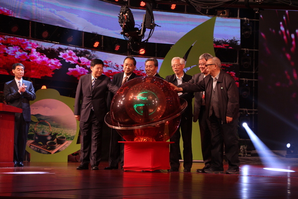 2、第25届信阳茶文化节于日前于河南省信阳市百花之声大剧院隆重开幕。河南省副省长王铁（左一）主持启动仪式。王勇生 摄影